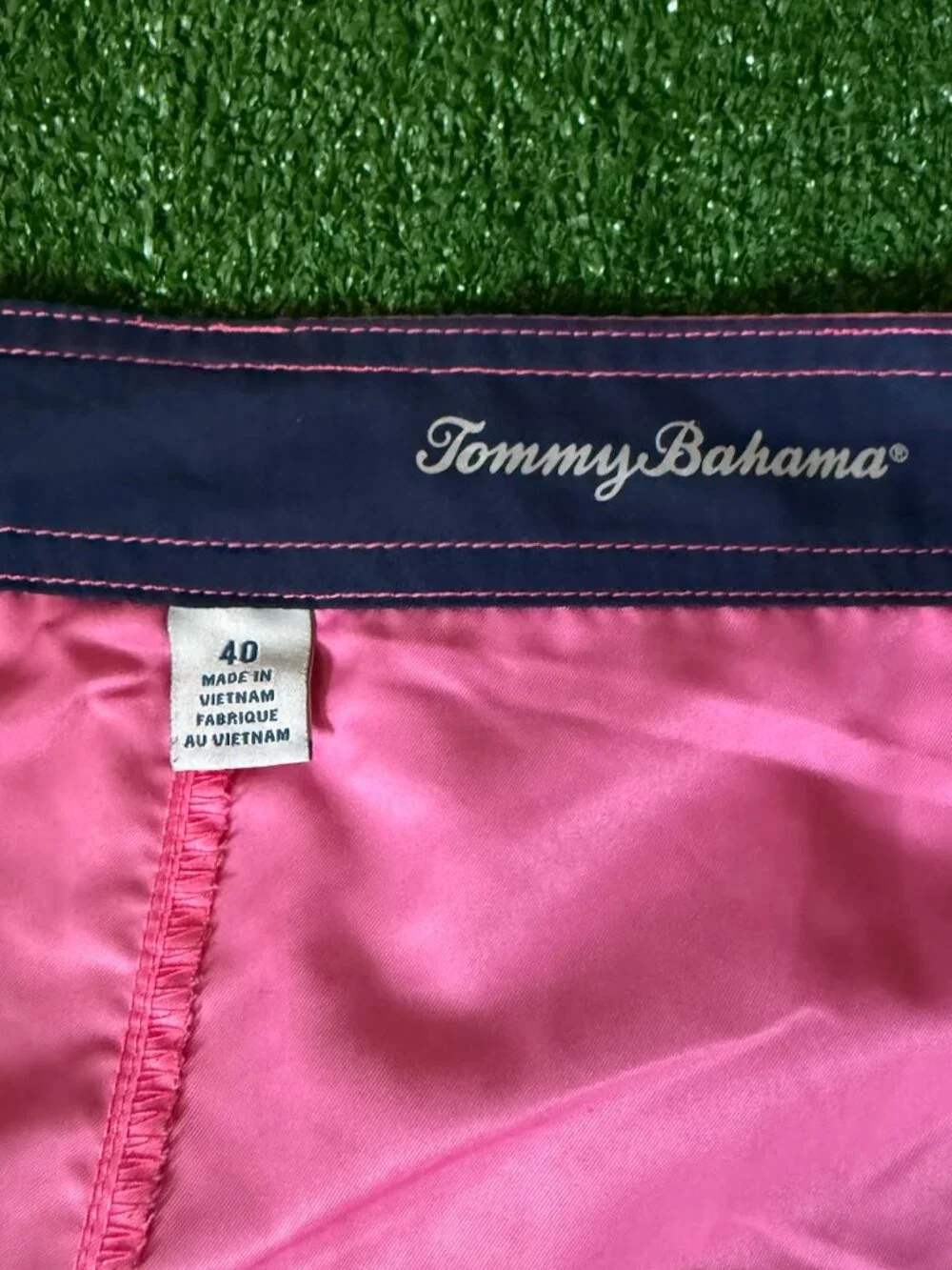 Tommy Bahama Water Reactive Pineapple Board Shorts Swim Trunks Men's Size 40 UPF